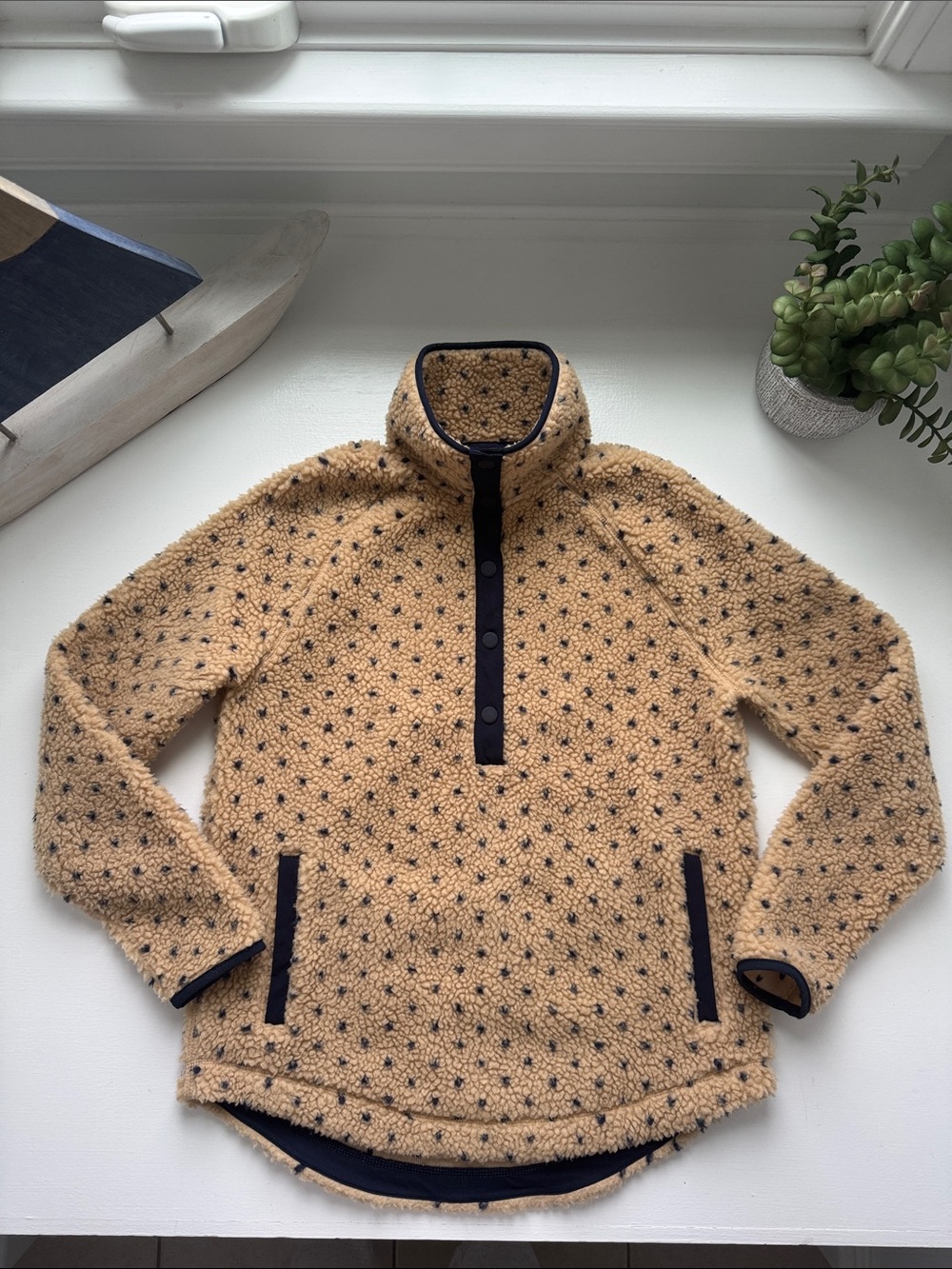 Vineyard Vines Tan Sherpa Pullover with Navy Trim EUC